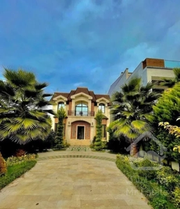 *نماانگلیسی حیاط سرسبز روفگاردن با ویوجنگل*۴خواب