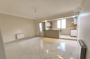 60متر آپارتمان فروشی/چسبیده ب ولیعصر/حیاط اختصاصی