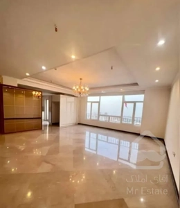 آپارتمان 176 متر تمیز و خوش نقشه/خیام جنوبی