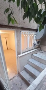 ۴۰ متر . ۳۰ متر حیاط . ۴ پله