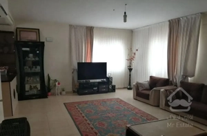 آپارتمان دو خوابه، طبقه دوم، تختی