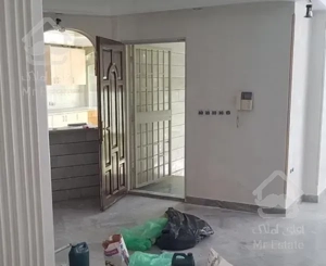 تک واحدی طبقه دوم با نور  و نزدیک ایستگاه مترو