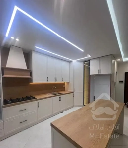 ۱۰۰ متری ۲ خواب نوساز بالای میدان
