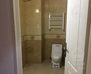 در محله خوش آب وهوا واز دوطرف ویو دارد