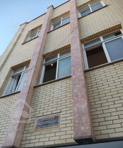 آپارتمان سه طبقه امکانات جدا پارکینگ دارد