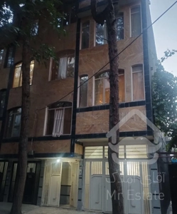 آپارتمان۸۵متری، سه طبقه همراه با حیاط خلوت پشت بام