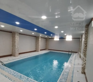 ویلا با استخر بزرگ و تمیز داخل **باغ کیوی**