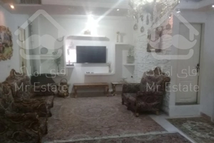 حیاط خلوت ۶ متری دارد دو خواب بود  یک خوابش کردیم