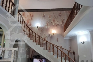 شاگرد برای نصب کاغذ دیواری