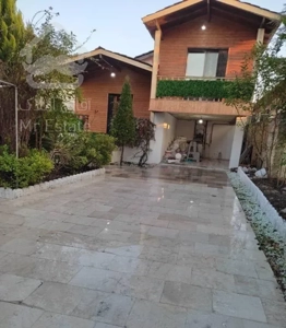 ویلا باغچه نوساز نما چوبی شهرکی سند تک‌برگ