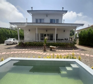 ویلا باغ  ۷۰۰ متری استخردار با سند تک برگ