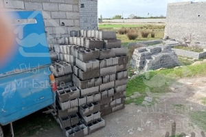 تحویل بلوک دیواری ته پر پای کار ‌.