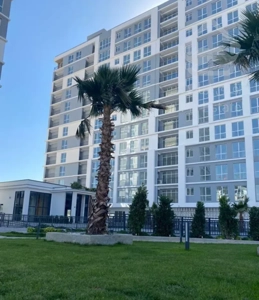 ۱۴۰متر سه خواب/ خیابان دهکده/ فول امکانات/به قیمت