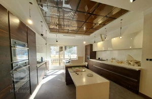 جردن// ۲۰۰متر /طبقه بالا