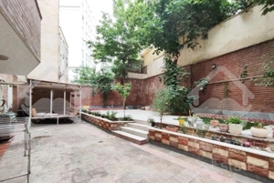 اپارتمان ۱۳۵متری ۳خواب با ۱۵۰متر حیاط قابل استفاده