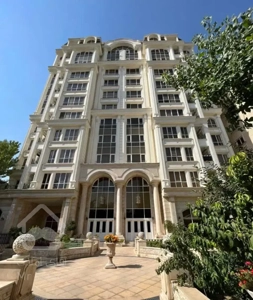 215 متر سه خوابه اندرزگو (برج باغ)  فول مشاعات