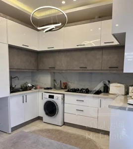 ۱۱۱ متر طبقه ۳ بازسازی شده/شیک مناسب سرمایه گذاری