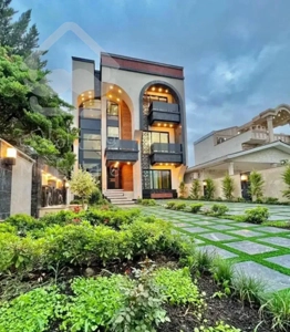 کاخ ویلاتریبلکس با ویوبینظیر بابهترین لوکیشن جنگلی