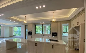 ۱۹۵متر/۱۰ساله/تکواحد/پلان عالی غرق نور/ پاسداران