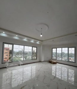 ویووددار غرق در نور واقع در بلوار حکیم‌زاده