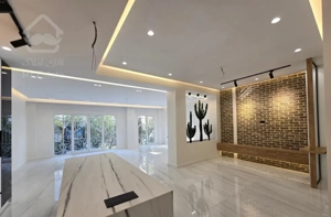 ۱۲۶ متر ، شمال برج سفید