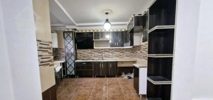 طبقه 1 راه جدا / خیابان بابک / پارکینگ اختصاصی