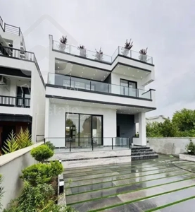 ویلاباغ مدرن ۳۵۰ متری شهرکی استخردار با روفگاردن