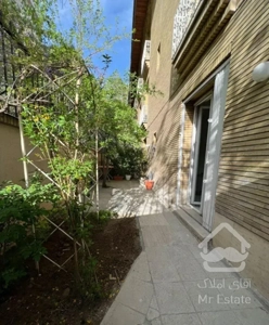 120متر حیاط در اختیار *دارای قدرالسهم نیاوران