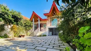 ویلاباغچه نیم پیلوت با صفا ۳خوابه با سند تکبرگ
