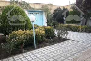 ویلایی حیاط باصفا ملک واقعا تمیز و سند تک برگ