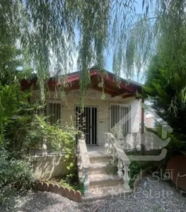 خانه روستای پرازدرخت میوه*نزدیک جاده اصلی/پول زمین