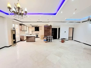 ۱۳۵ متر / ۲ پارکینگ/ رو به آفتاب