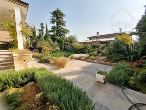 ویلای نوساز زیر قیمت/۶۱۵متر زمین/۷۵۰متر بنای ساخته شده/با اسانسور از کف تا بام / سبک مدرن