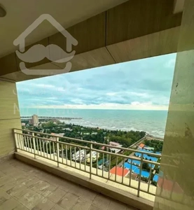 برج مدرن با چشم اندازه خیره کننده دریا/آسمان