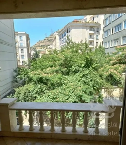 ۸۰ متر/نیاوران/غرق نور