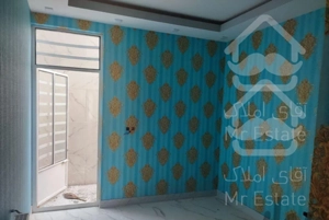 نصاب کاغذ دیواری.