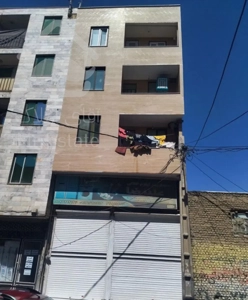 چهار واحد آپارتمان با دو دهنه مغازه
