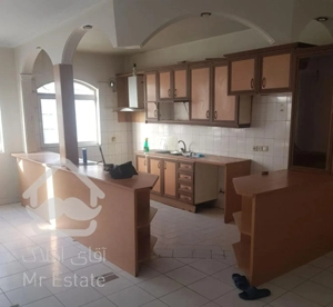 جمالزاده شمالی ۱۲۱متر مسکونی ۳خواب پارکینگ انباری