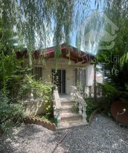 خانه روستایی قدیمی** پر از درخت میوه**