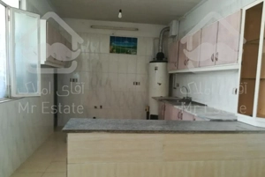 خانه همکف یه حیاط کوچک برای موتور