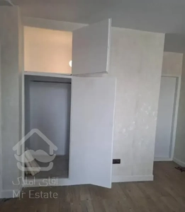 واحد ۵۵ متری نقاشی شده جنب مترو