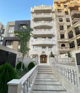 ۲۰۰ مــتـر فاز یک / شمالی حیاط / لابی و ۲پارکینگ