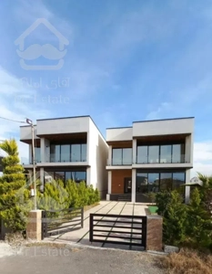 ویلای مدرن بیسکوئیتی / سالن پر از نور