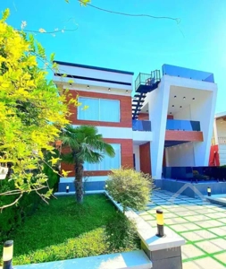 ویلا۳۵۰متر استخرداخلی ۴خواب/سند مالکیت/کد۲۰۴