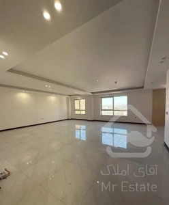 واحد ۱۸۰ متری قلب خیابان امام