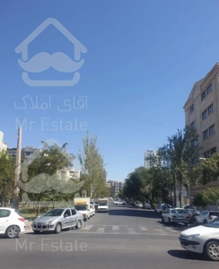 حیاط شمالی ۲۰۰متر ولیعصر تختی روبروی پارک زیتون