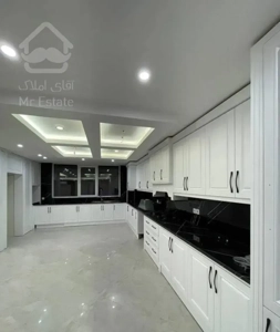 200 متر / شیک سه نبش / حاشیه امیریه جنوبی