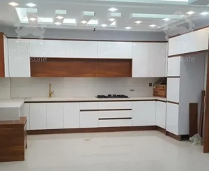 ۹۳ متر/ غرق در آفتاب/ صادقیه