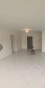 اجاره سه خوابه اکباتان در حال نقاشی