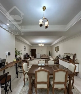 ۱۰۰ متری ۸ ساله